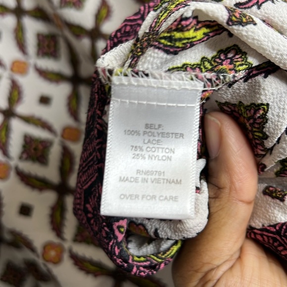 Valerie Stevens Women’s geometric pattern top with lace Size XL - Picture 5 of 6